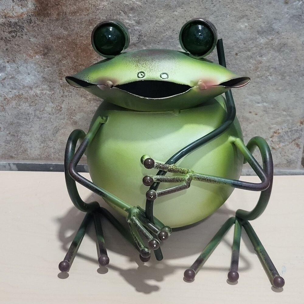 Green Metal Frog Figurine Decorative Garden Sculpture